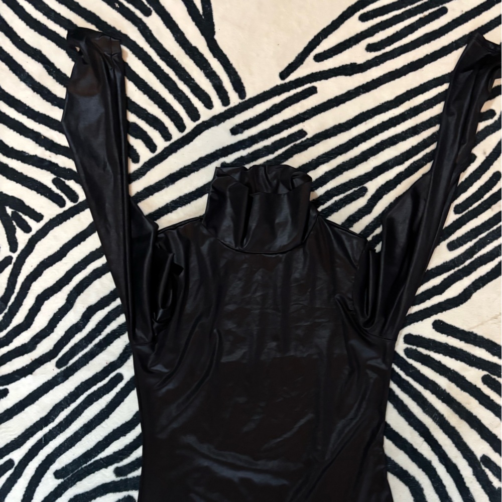 Black Long Sleeve Satin Top (Cropped)‎